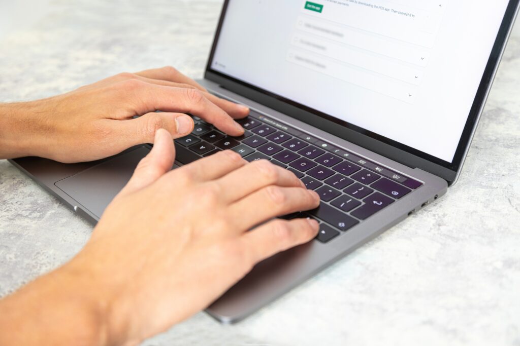 Pernahkah kamu bertanya-tanya bagaimana cara menulis artikel SEO yang menarik dan efektif? Menguasai cara menulis artikel SEO dapat menjadi kunci sukses dalam mengoptimalkan kontenmu untuk mesin pencari. 