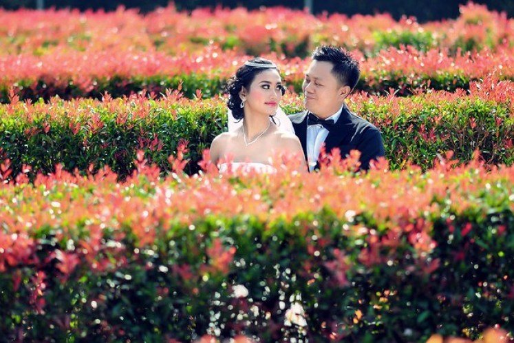 Prewedding Indah di Taman Bunga Nusantara